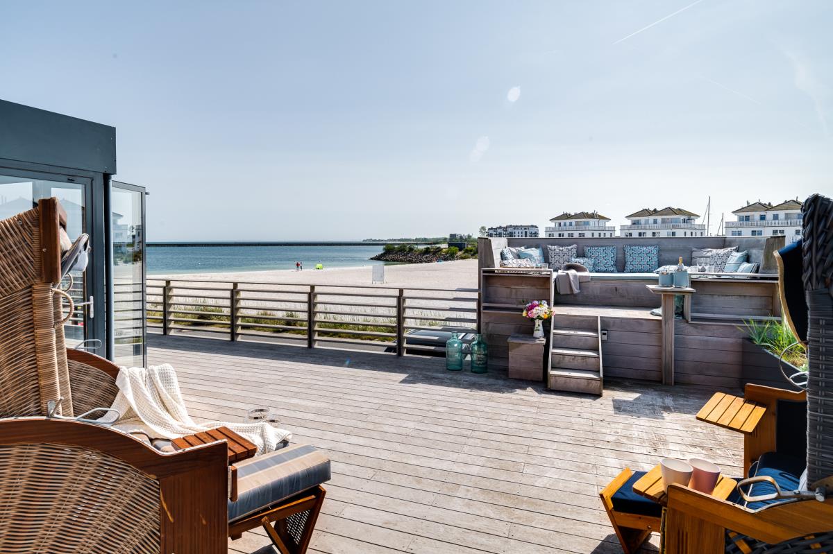 Beachvilla The View - Terrasse mit Strandkörben und Wintergarten 